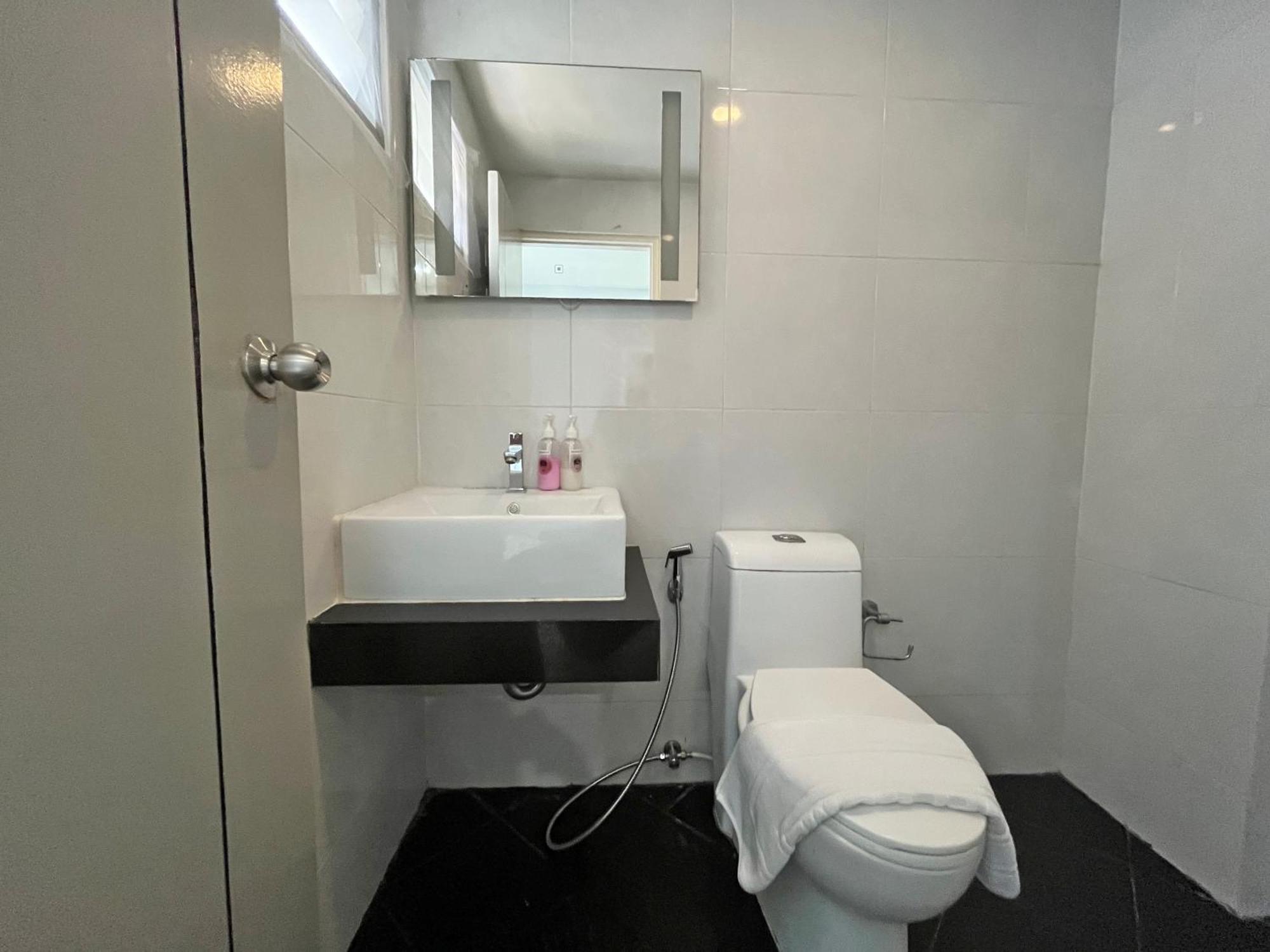 Roomquest Bangkok Don Mueang Airport Стая снимка
